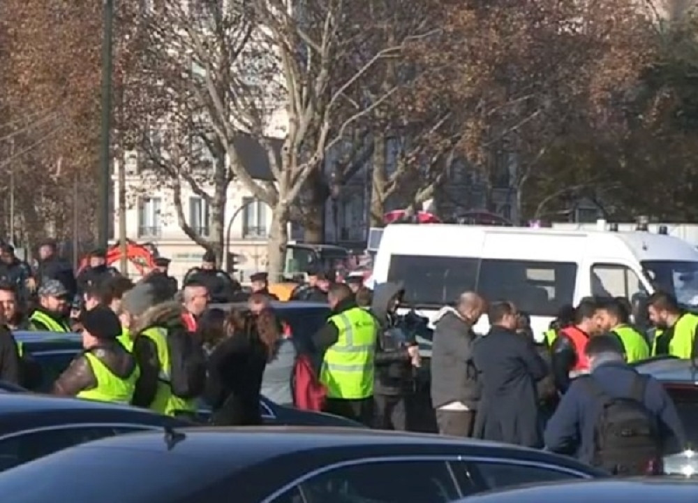 Veliki protesti širom Francuske! IMA MRTVIH! Narod naziva Makrona DIKTATOROM (VIDEO)