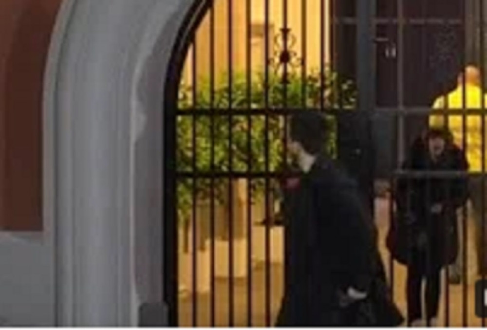 UDARA U KAPIJU, UMIRE OD BOLOVA! Zadrugarka pesnicama hoće da sruši vrata, želi da izađe NAPOLJE!