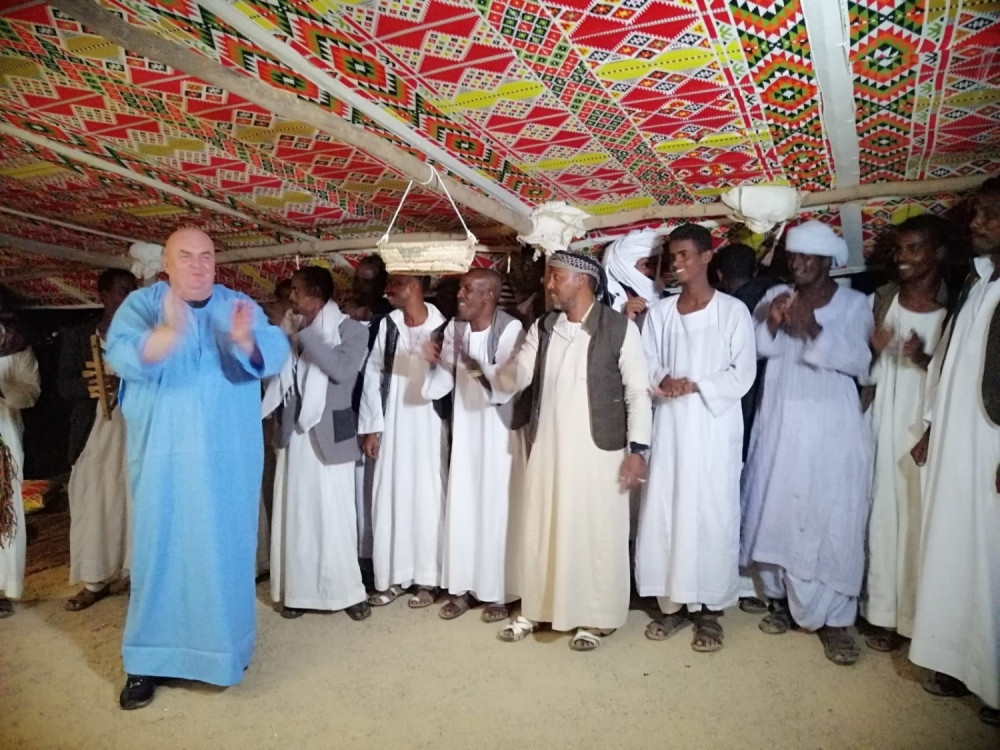 Palma plesao sa beduinima, pa ih učio da sviraju Cecinu najpoznatiju pesmu, ali to nije sve! (FOTO/VIDEO)