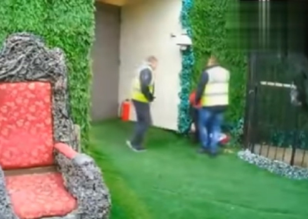 UZNEMIRUJUĆ SNIMAK: Dok je razvaljivala vrata da pobegne, odjednom se ONESVESTILA! Nosilo je obezbeđenje