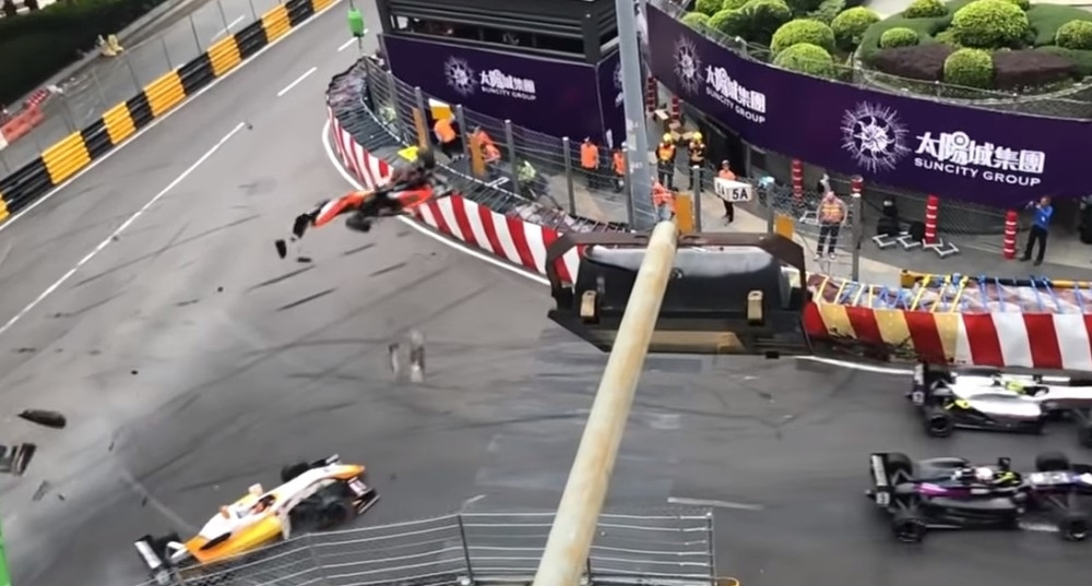 Automobil proleteo kroz zaštitnu ogradu, povređeno 5 osoba! (UZNEMIRUJUĆI VIDEO)