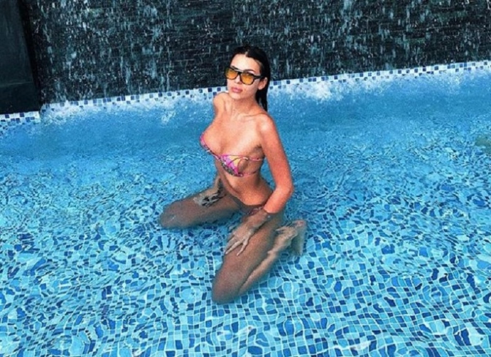 BIKINI SAMO ŠTO NIJE SPAO SA GRUDI: Anastasija Ražnatović se skinula, mreže gore zbog njenh oblina!