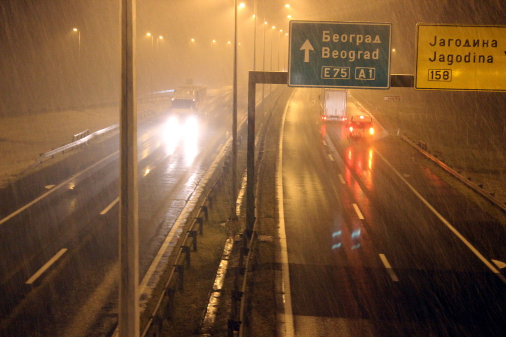 Kiša, magla i jak vetar prave haos na srpskim putevima! Prava opasnost nas očekuje ujutro!