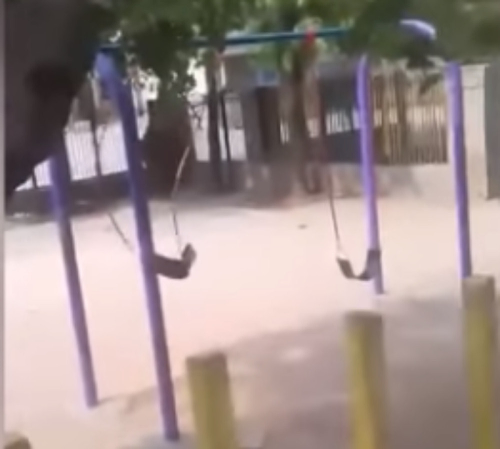 Bilo potpuno prazno, onda je ljuljaška počela da se klati, a zatim se dogodilo nešto neobjašnjivo (VIDEO)