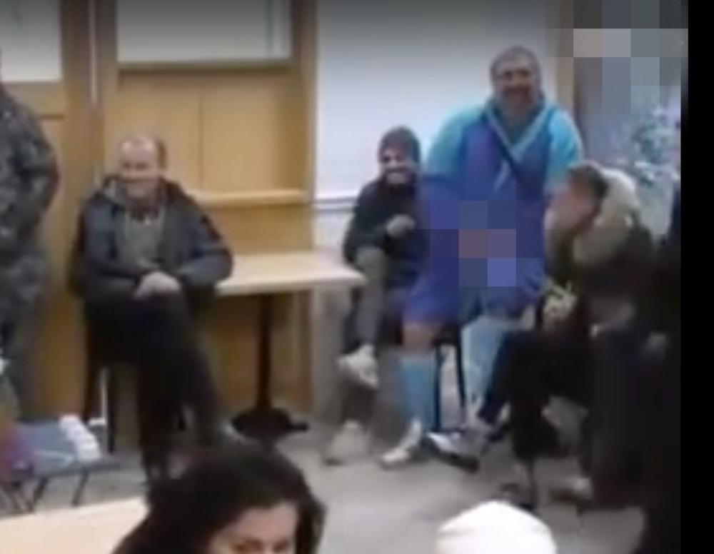 MIKI ĐURIČIĆ MLATIO PENI*OM Razmakao bademantil i izvadio ga usred bela dana! Ona se posebno ODUŠEVILA! (VIDEO)