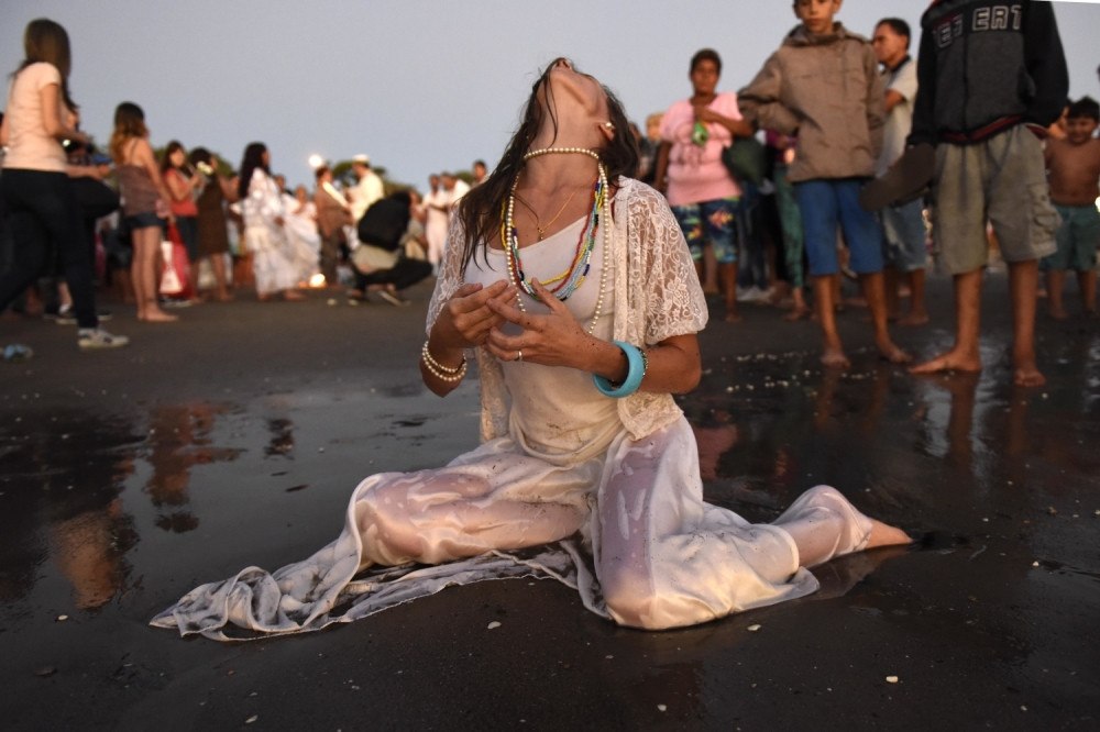 Sve više Srba praktikuje ovaj obred! U vodu se baca topljeno olovo, izgovara bajalica “Hajde uroci niz potoci”, a onda uzima nož!