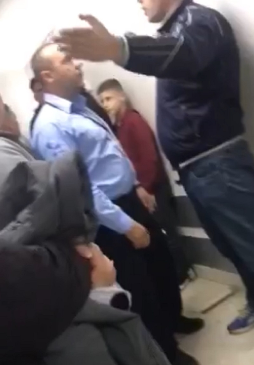 Razjareni otac uleteo u bolnicu i tražio doktora, usledio je haos u hodniku... Kada vidite razlog, sigurno ga nećete osuđivati! (VIDEO)