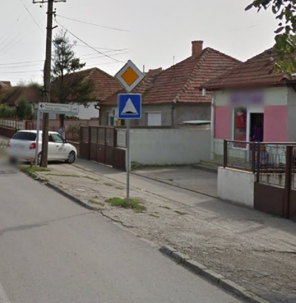 Maloletnik pozvonio ženi na vrata i ljubazno zamolio da mu natoči vodu za decu! Poverovala mu je i dala, ali nije slutila šta će uslediti!