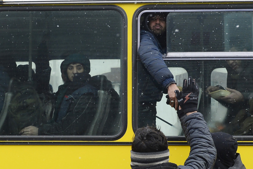 Manijak napao studentkinju u punom autobusu, a putnicima pokazivao porno klipove, onda je jedan momak pritekao u pomoć