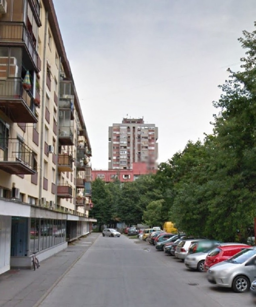 Žena skočila sa četvrtog sprata zgrade, ljudi precrkli od prizora kad su krenuli na posao