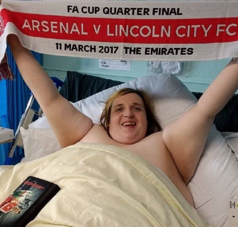 Ima 350 kilograma, leži na četiri bolnička kreveta, poručuje pice i napada sestre na odeljenju! Državu košta boga oca, a ne mogu da ga otpuste