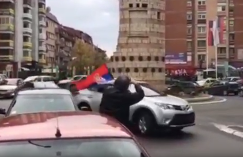 Vijore se srpske zastave, sviraju sirene, narod slavi veliku pobedu!