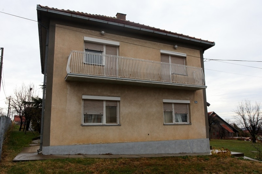 Uleteli su oko 2 ujutru i vikali! Onda su provalili u prizemlje gde je spavala baka i počele su KRVNIČKE BATINE!