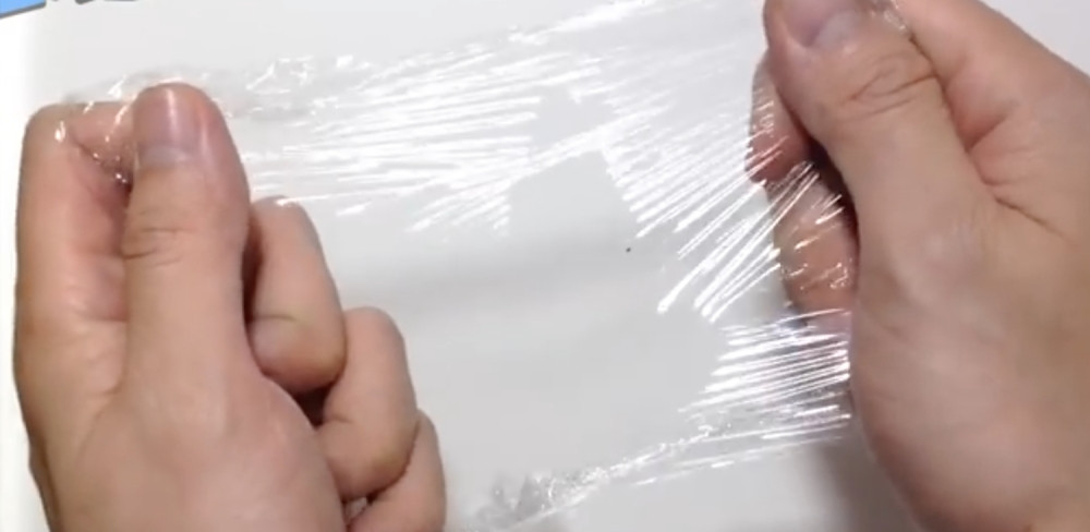 STAVILA JE SLUČAJNO FOLIJU U FRIŽIDER: Kada joj je zatrebala, nije mogla da veruje šta je DOBILA! I vi ćete je odsad tamo čuvati!