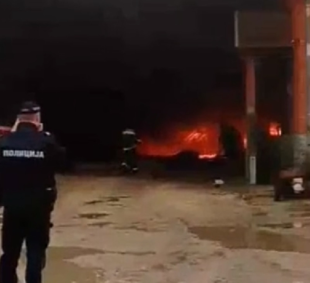 Eksplodirali rezervoari sa naftom kod Pančeva! Vatra se širi na hangare sa žitom