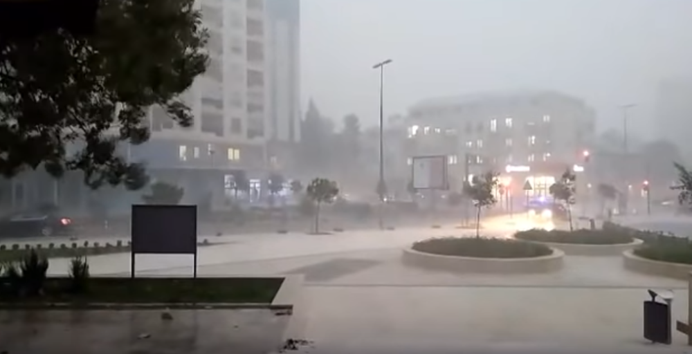 Nebo se otvorilo, vetar čupao drveće, poplavljene ulice, škole, zgrade! (FOTO+VIDEO)