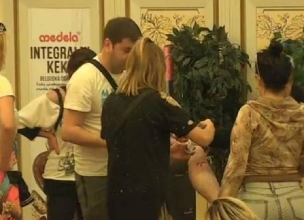 IVAN POLIO VRELOM KAFOM VENDI Ispekao joj ruku?! Obezbeđenje moralo da reaguje, sledi DISKVALIFIKACIJA!