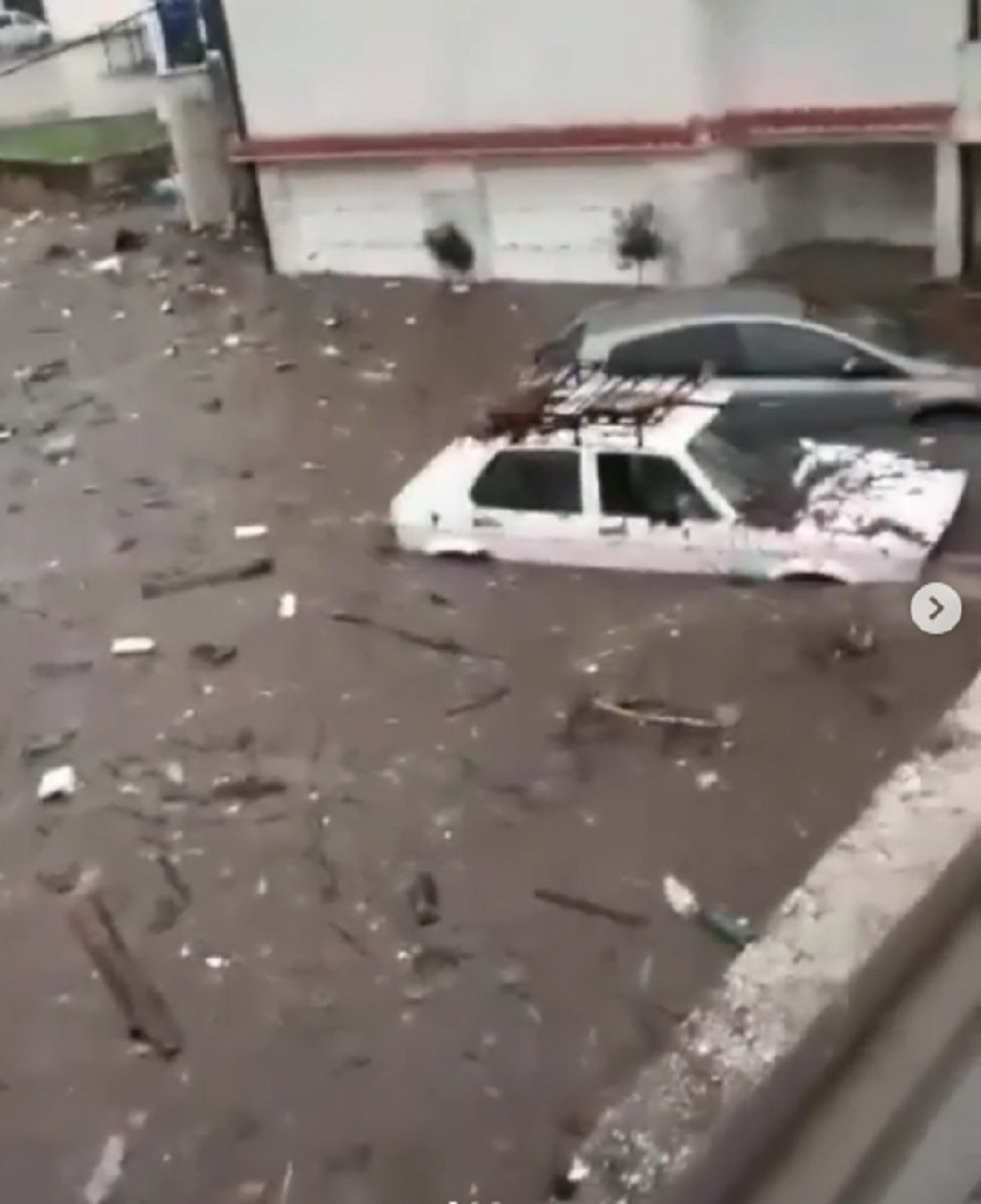 Ljudi ostali bez domova, voda prodire na sve strane! Vetar obara stabla, sve je uništeno! (FOTO) (VIDEO)