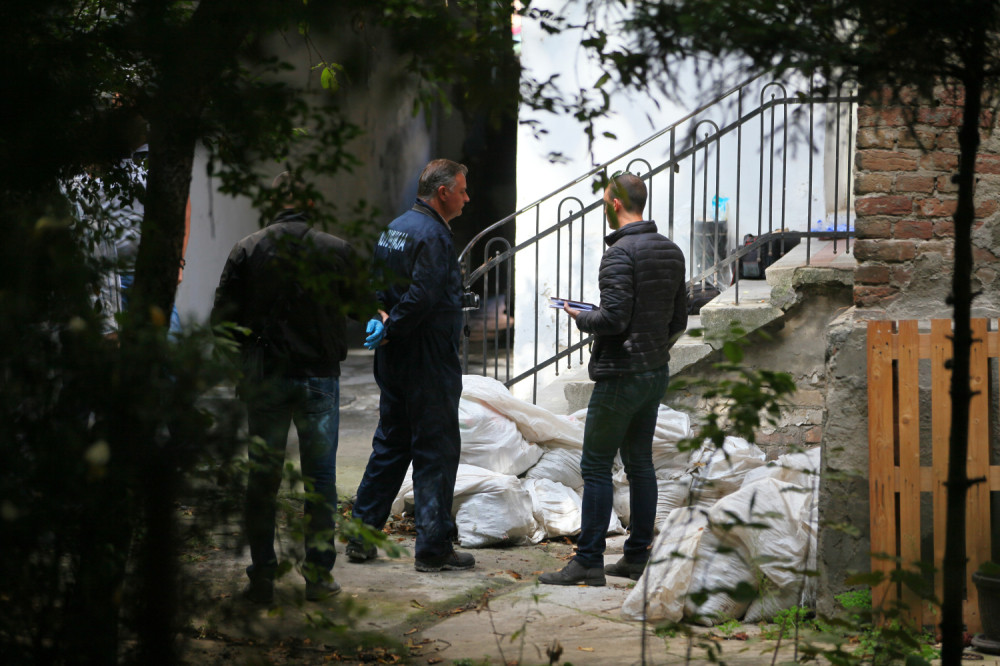 Sin gledao kako DRVO pada i ubija mu oca! Dok ga je u teškom stanju vozio u bolnicu, udario U DRVO!