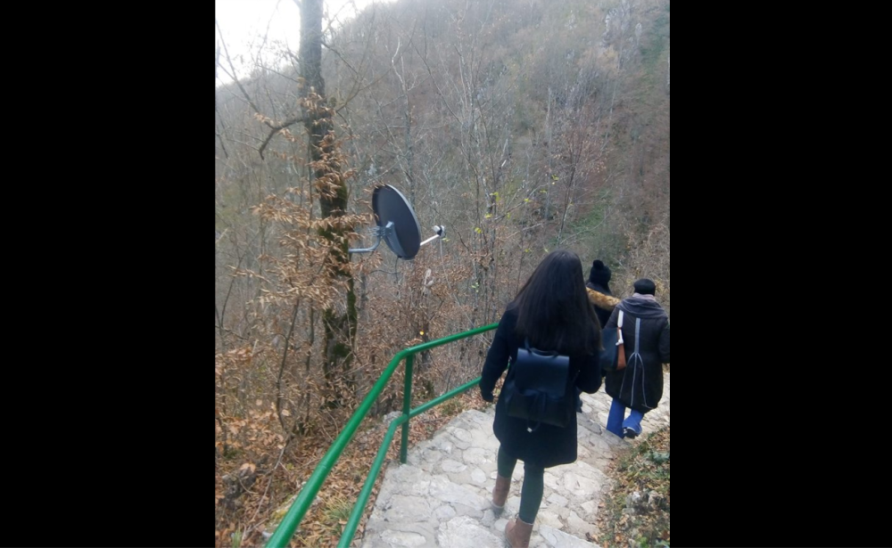 Srpskoj snalažljivosti nema kraja, u sred šume sproveli TV signal DO PEĆINE! (FOTO)