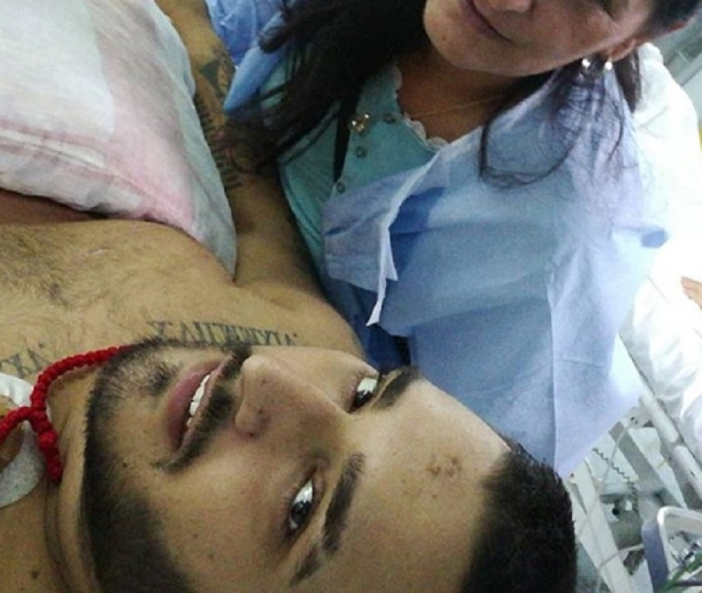 PRVA FOTOGRAFIJA DARKA LAZIĆA IZ BOLNICE: Pevač se oglasio posle velike agonije, a za to je imao JAK RAZLOG! (FOTO)