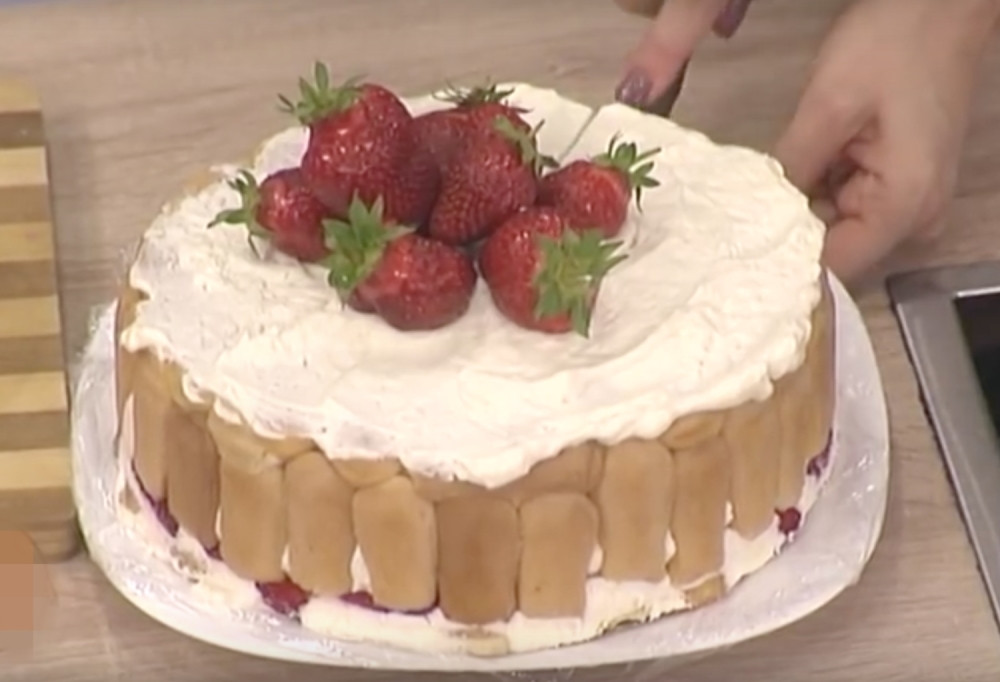 TORTA BEZ PEČENJA Šarlota sa višnjama i švapskim sirom (RECEPT)