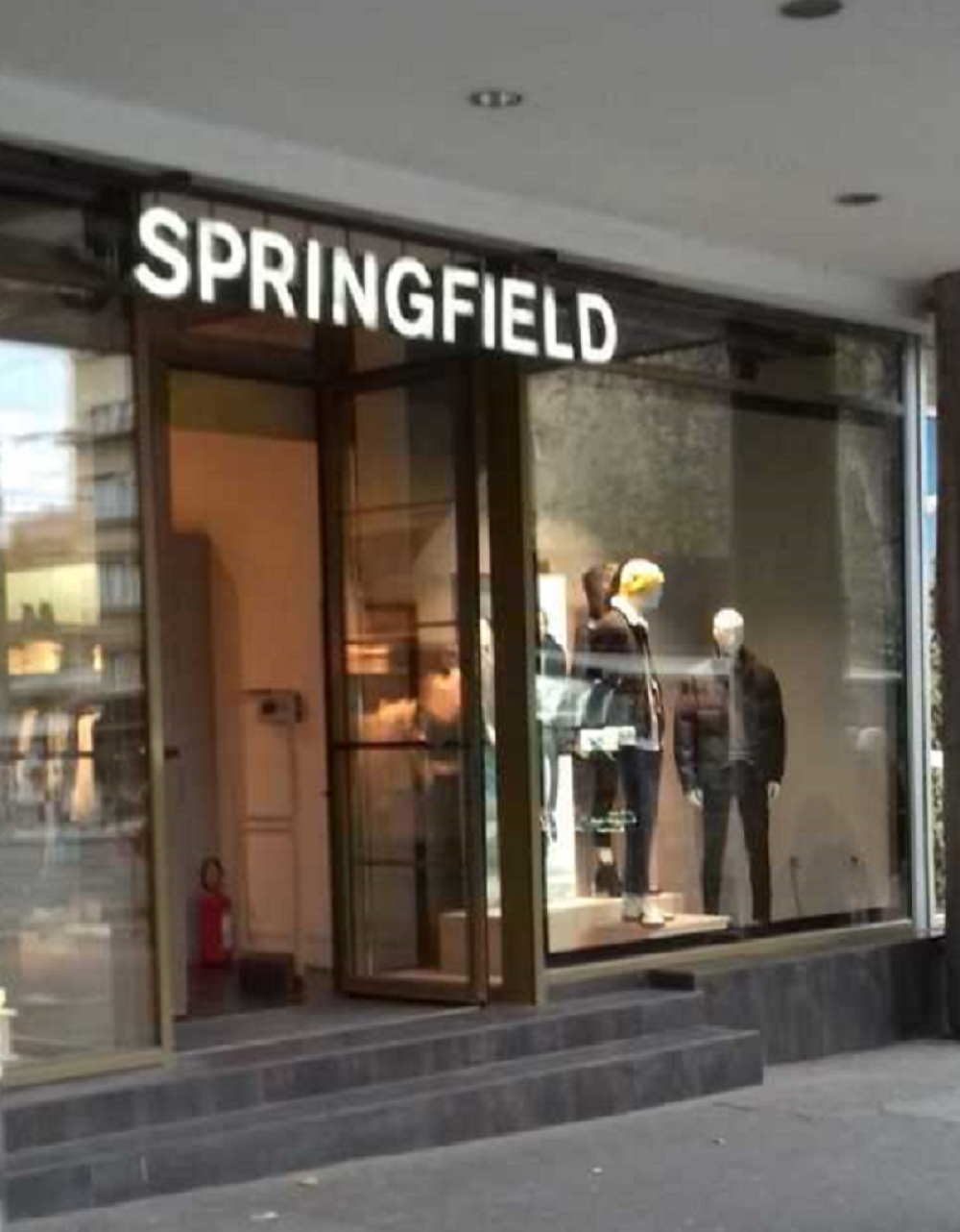 Juče je celi Beograd bio na nogama zbog bodlji ispred "Springfilda", a evo šta smo danas tamo zatekli!