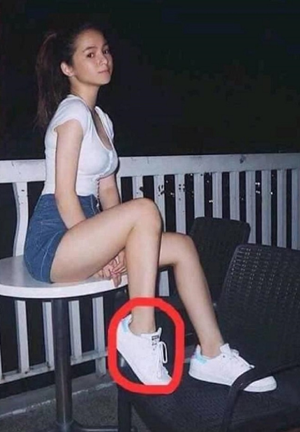 Svi su gledali u njenu patiku, a promakao im je detalj u levom uglu!