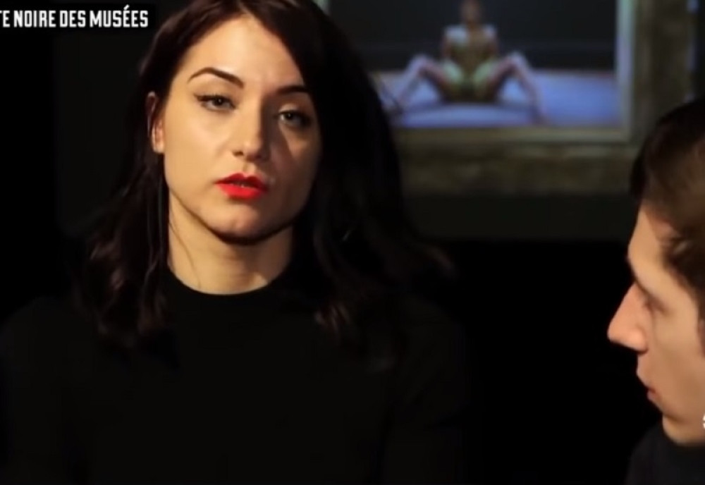 Gde god da je gužva i ima dosta ljudi, ona dođe, skine gaće i svima pokaže golu vag*nu! (VIDEO 18+)