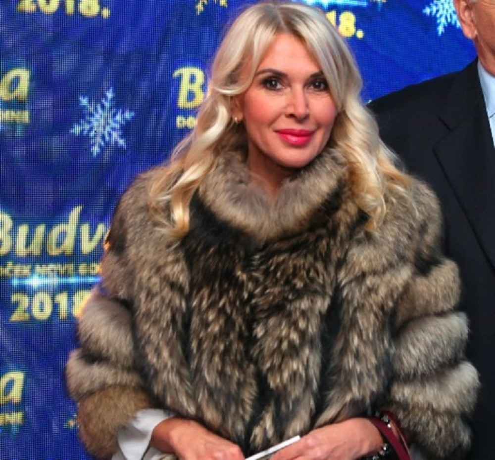 Lepa voditeljka nije mogla da izdrži pa pokazala ko joj je pevao ispod prozora (VIDEO)