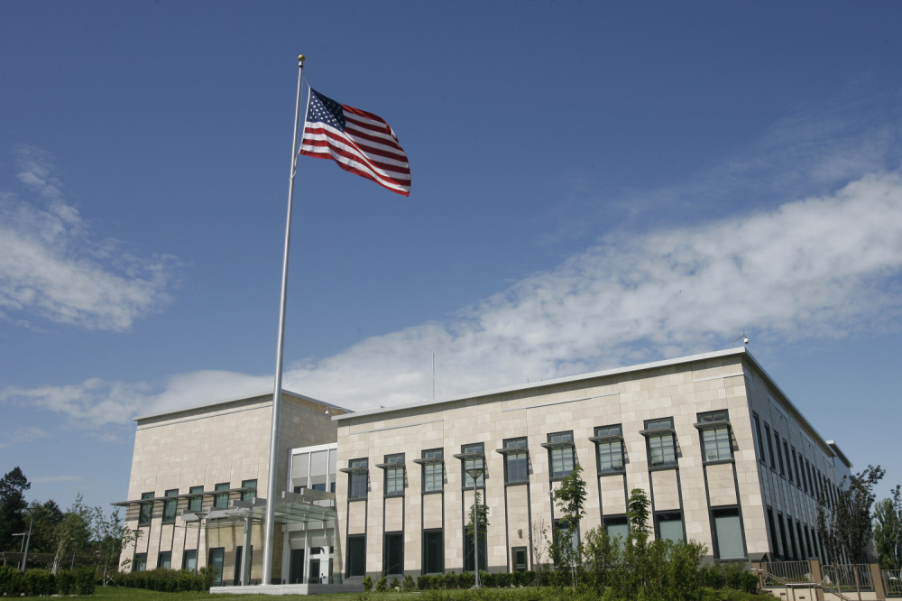 Stiže novi ambasador SAD, a sa sobom dovodi i posebnog gosta! (FOTO)