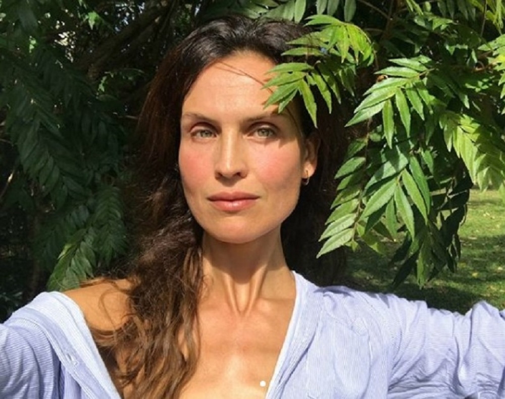 MAJKA TROJE DECE U 44. GODINI IZGLEDA BRUTALNO Ovo je tajna njenog izgleda, i odmah je primenite!