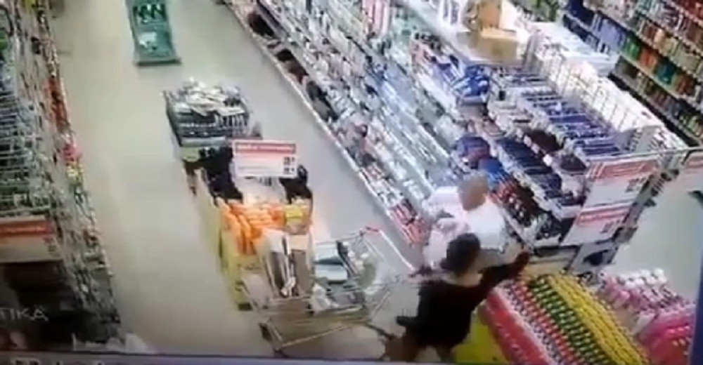 SNIMAK KOJI JE ŠOKIRAO SRBIJU! Devojka oralno zadovoljila mladića u domaćem megamarketu! (FOTO+VIDEO) (18+)