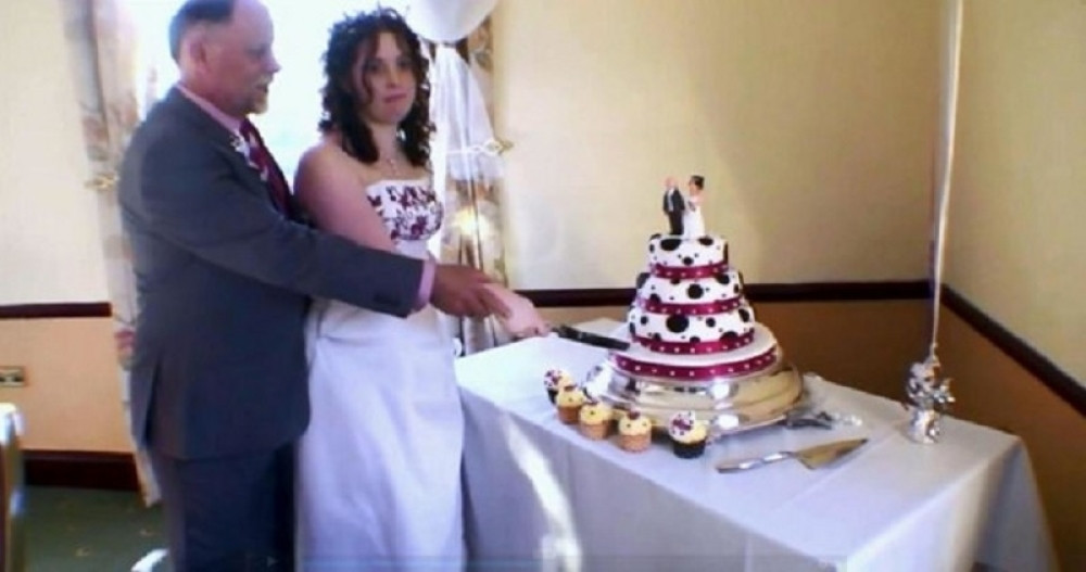 Sara je imala 14 godina kad ga je upoznala na venčanju svoje majke, ovo je njena iskrena priča!