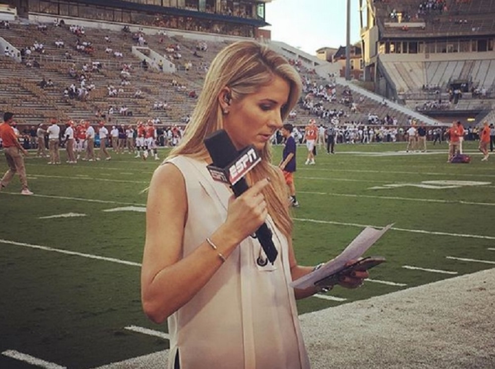 Udario svom snagom seksi novinarku USRED PRENOSA, a onda je pozvao da izađu! (VIDEO)