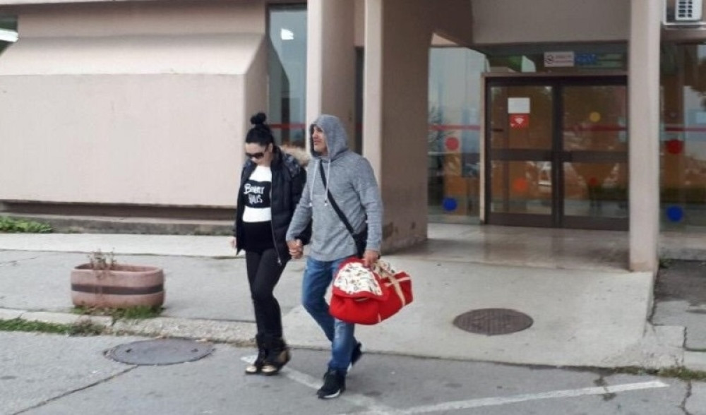 EKSKLUZIVNO! BAKI B3 IZVEO DETE I ŽENU IZ PORODILIŠTA Evo kako Bojana izgleda i kad se denser vraća u Parove! (FOTO)