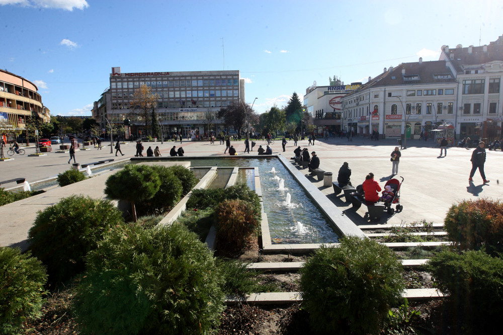 Demonstranti razbili stakla na SNS prostorijama