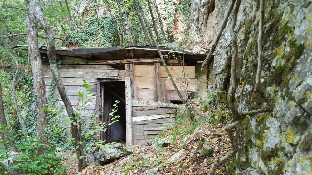 RODITELJI SAGRADE ĆERKI "LJUBAVNU KOLIBU", PA MOMCI ULAZE JEDAN PO JEDAN, a onda se ona mora odlučiti za jednog na krajnje neobičan način!