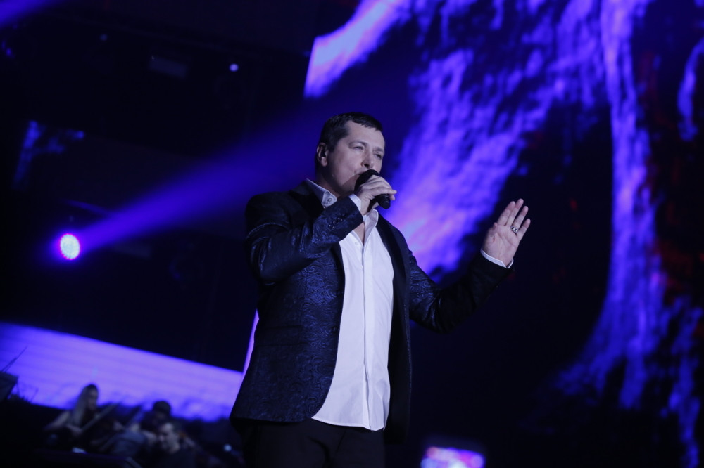 ACO PEJOVIĆ JEDVA ZADRŽAO SUZE Pevao pred 20.000 ljudi, emotivnim rečima ganuo sve! (VIDEO)