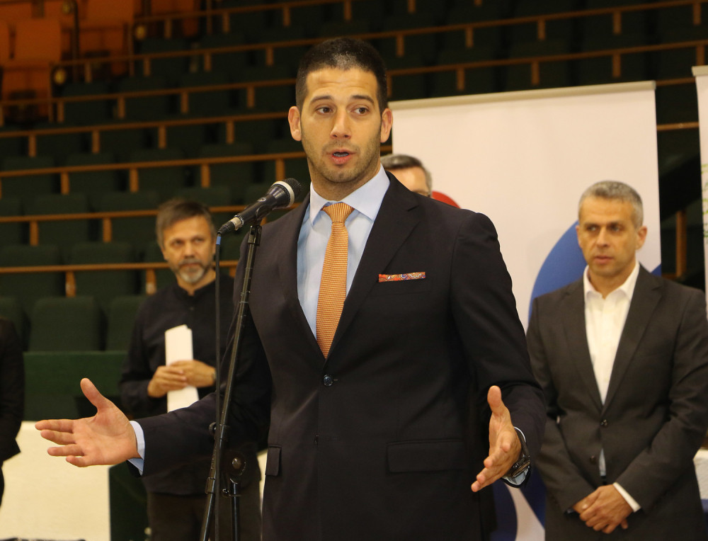 Ministar je među najbogatijim u Vladi, ima 1.545 kvadrata stambenog prostora i zemljišta, a njegovi zaposleni zgrću pare preko naše grbače