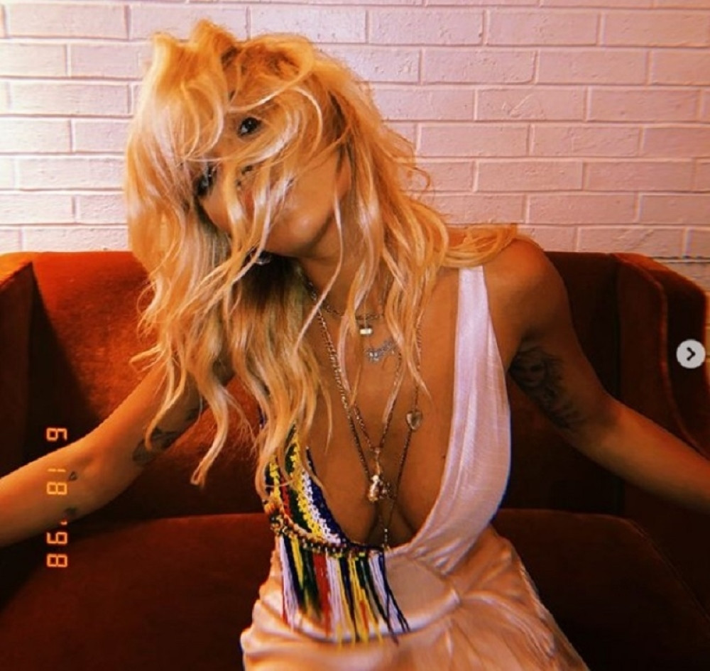 PEVAČICA IZ PRIŠTINE DOŽIVELA NEVIĐENI BLAM NA NASTUPU: Zbog ovoga joj se svi smeju! (VIDEO)