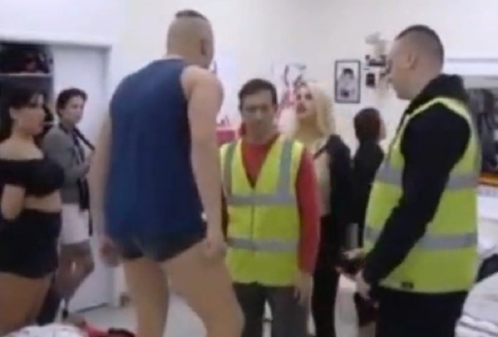 DRAMA U ZADRUZI Brendon šutnuo i pljunuo Doroteu! Obezbeđenje opkolilo Belu kuću! Sve se trese! (VIDEO)