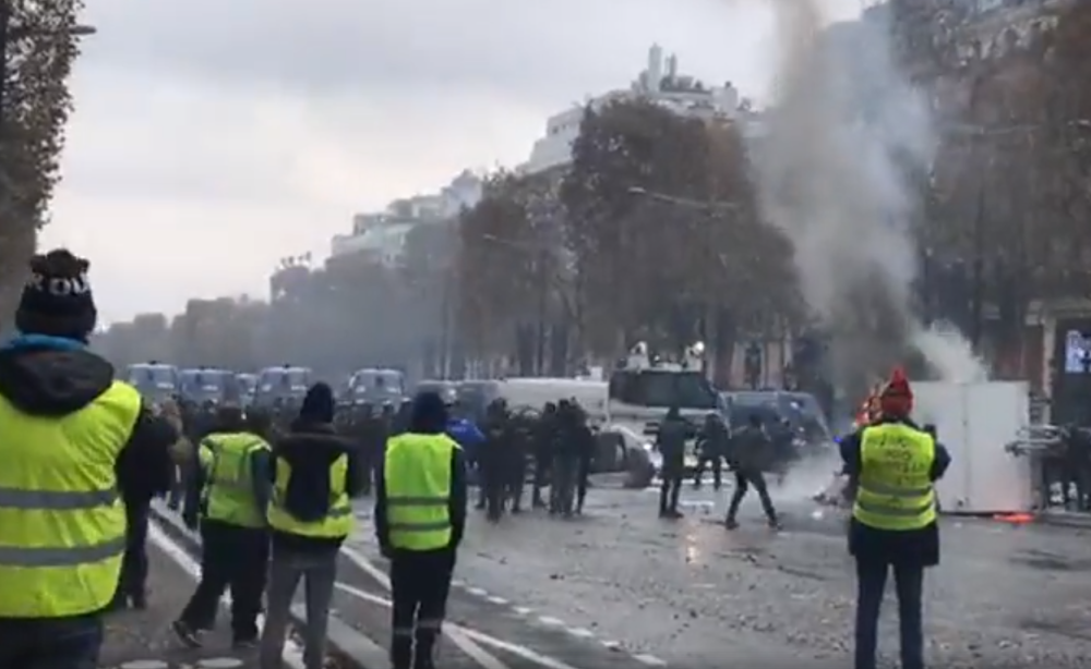 Gori Pariz! Vatra, suzavac, vodeni topovi, desetine hiljada ljudi na ulicama krenulo na predsedničku palatu! (FOTO, VIDEO)