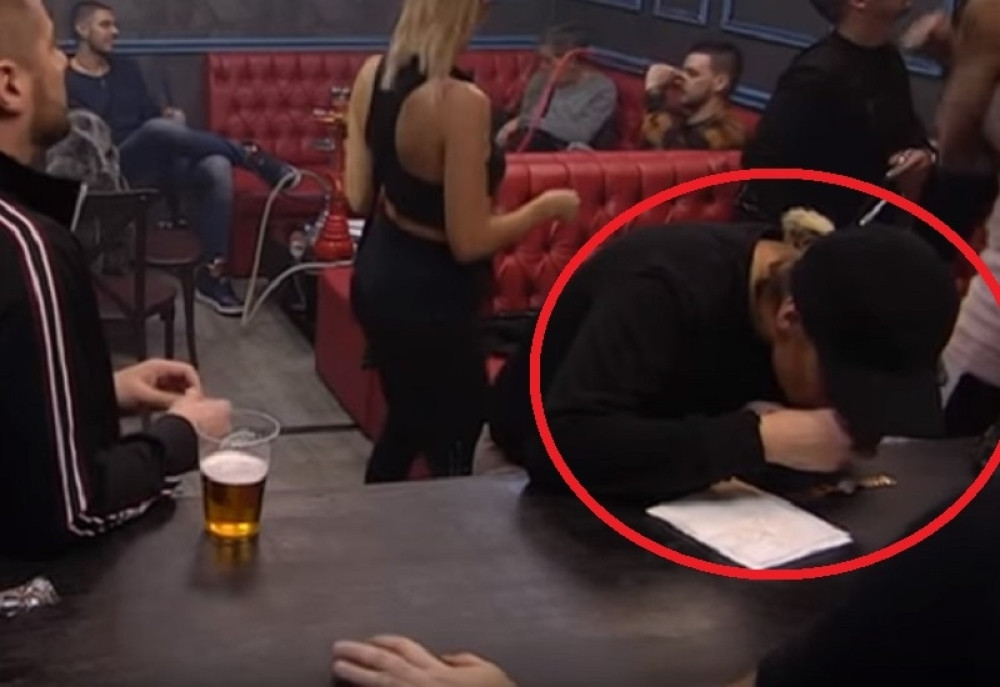 MINA ŠMRČE KOKAIN NASRED ŽURKE? Zadruga na nogama posle ovog snimka! (VIDEO)