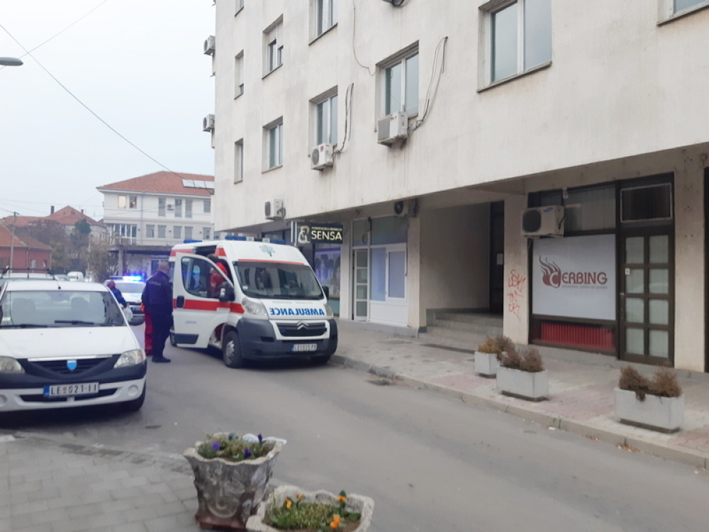 Komšije opisale detalje horora u Leskovcu! Otac bebe se drži za glavu, jeca, vrišti i ne može da dođe sebi