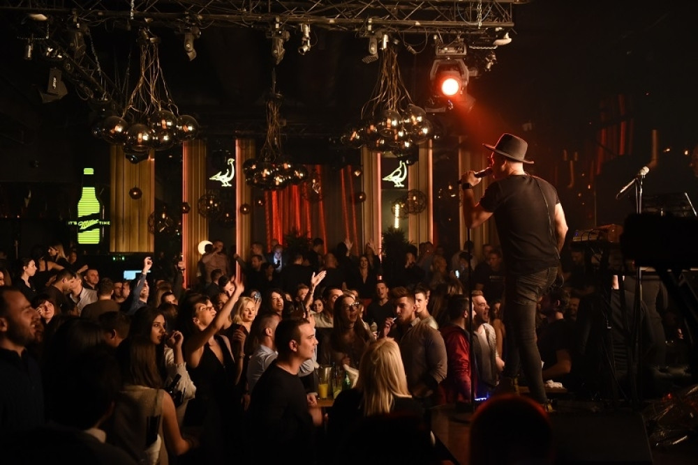 NAJBOLJA ŽURKA U GRADU Kasina puca od njih! Najjači muzičari zabavljaju vas u decembru!