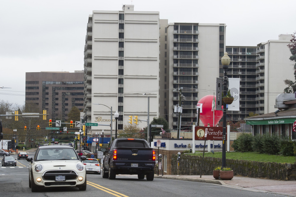 Krupni zmijoliki gušter bez nogu dogmizao do CENTRA GRADA, stampedo na ulicama!