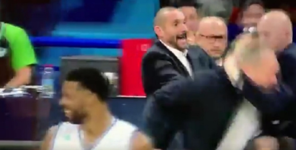 Treneri se DOHVATILI ZA GUŠE, igrači morali da ih razdvajaju! (VIDEO)