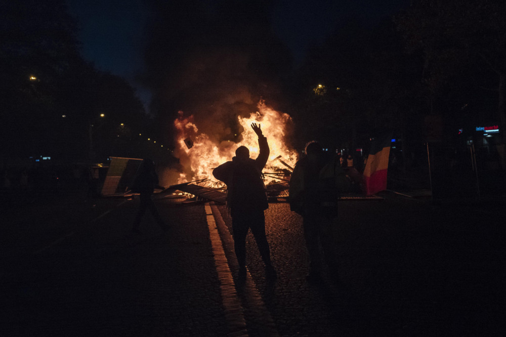 Protestanti okupirali grad, pola skupštine se krije! Građani ne mogu slobodno da se kreću ulicama!