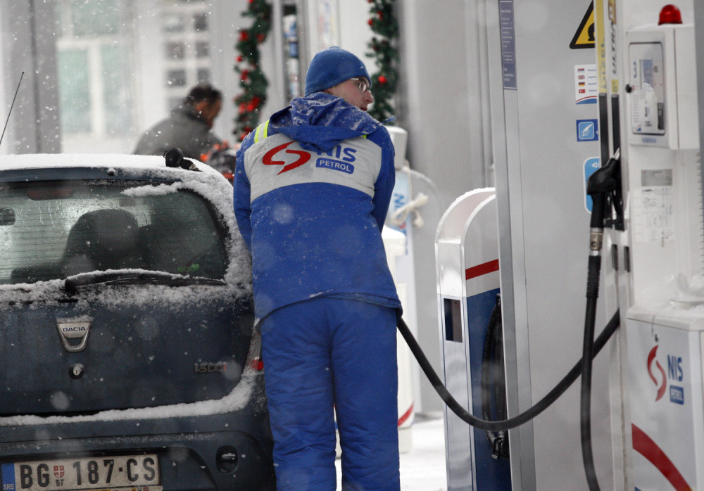 Pojeftinili i dizel i benzin, a PAD CENA NAS TEK ČEKA!